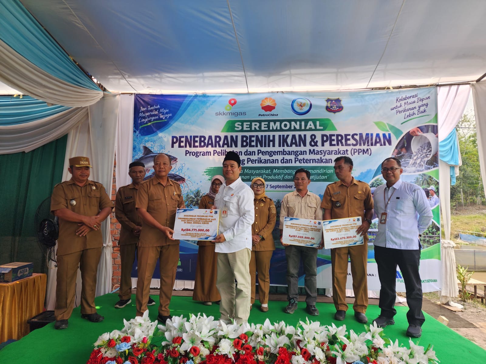 5 Pokdakan & 1 Poktan Tanjab Barat Terima Sapi hingga Ribuan Ikan dari SKK Migas PetroChina