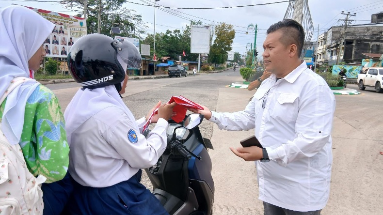 Sambut Kemerdekaan, Bakesbangpol Batang Hari Turun ke Jalan Bagikan Bendera Merah Putih