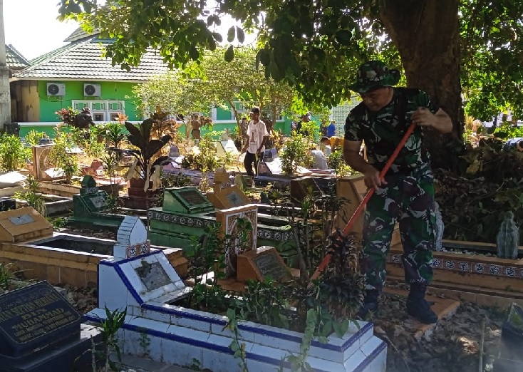 Jelang HUT ke-79 TNI, Kodim 0415/Jambi Karya Bhakti Bersihkan TPU