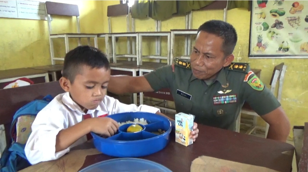 Pantau Pelaksanaan MBG, Pabung Letkol Inf Beni: Siswa Sangat Senang