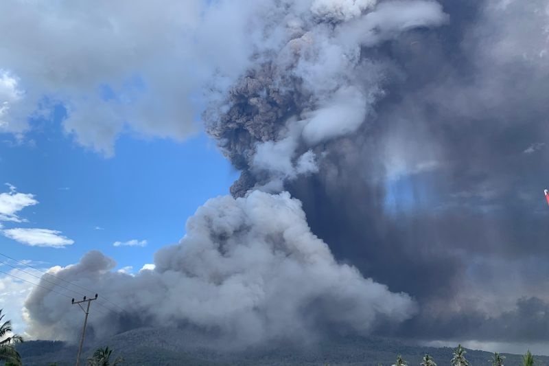 Menjelang Siang Hari, Gunung Lewotobi Laki-laki Kembali Erupsi Setinggi 5.000 Meter 