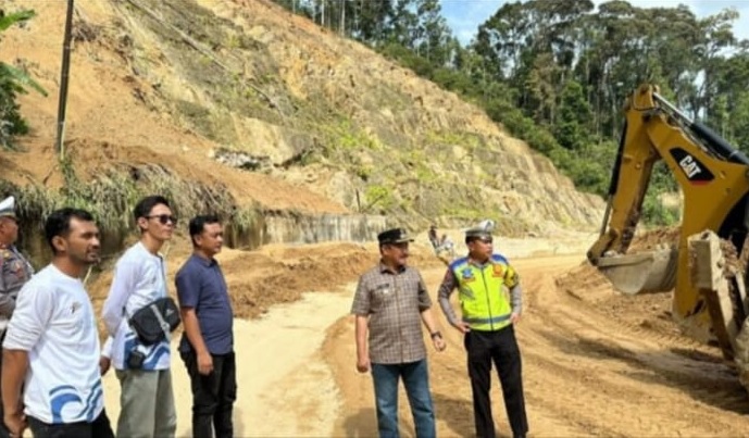 Dapat Info Longsor Puncak, Pj Bupati Asraf Langsung Turun Cek