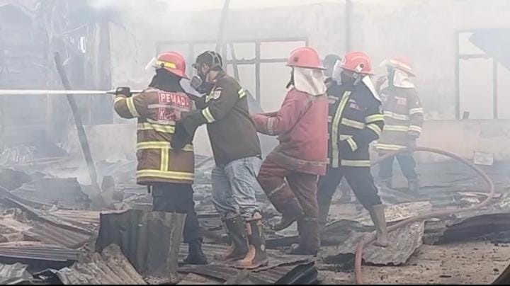 3 Jam Lebih Petugas Berjibaku Padamkan Api, 19 Rumah Terbakar