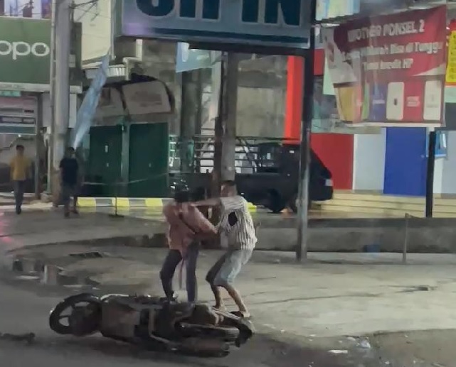 Viral, Dua Pria di Kota Jambi Duel di Pinggir Jalan Gunakan Sajam