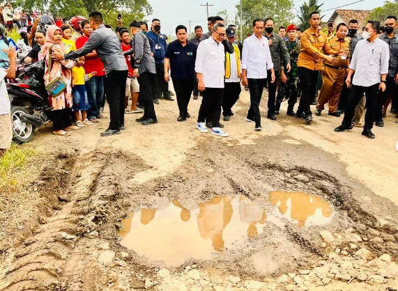 Foto Lengkap Presiden Jokowi Terobos Jalan Rusak Lampung 