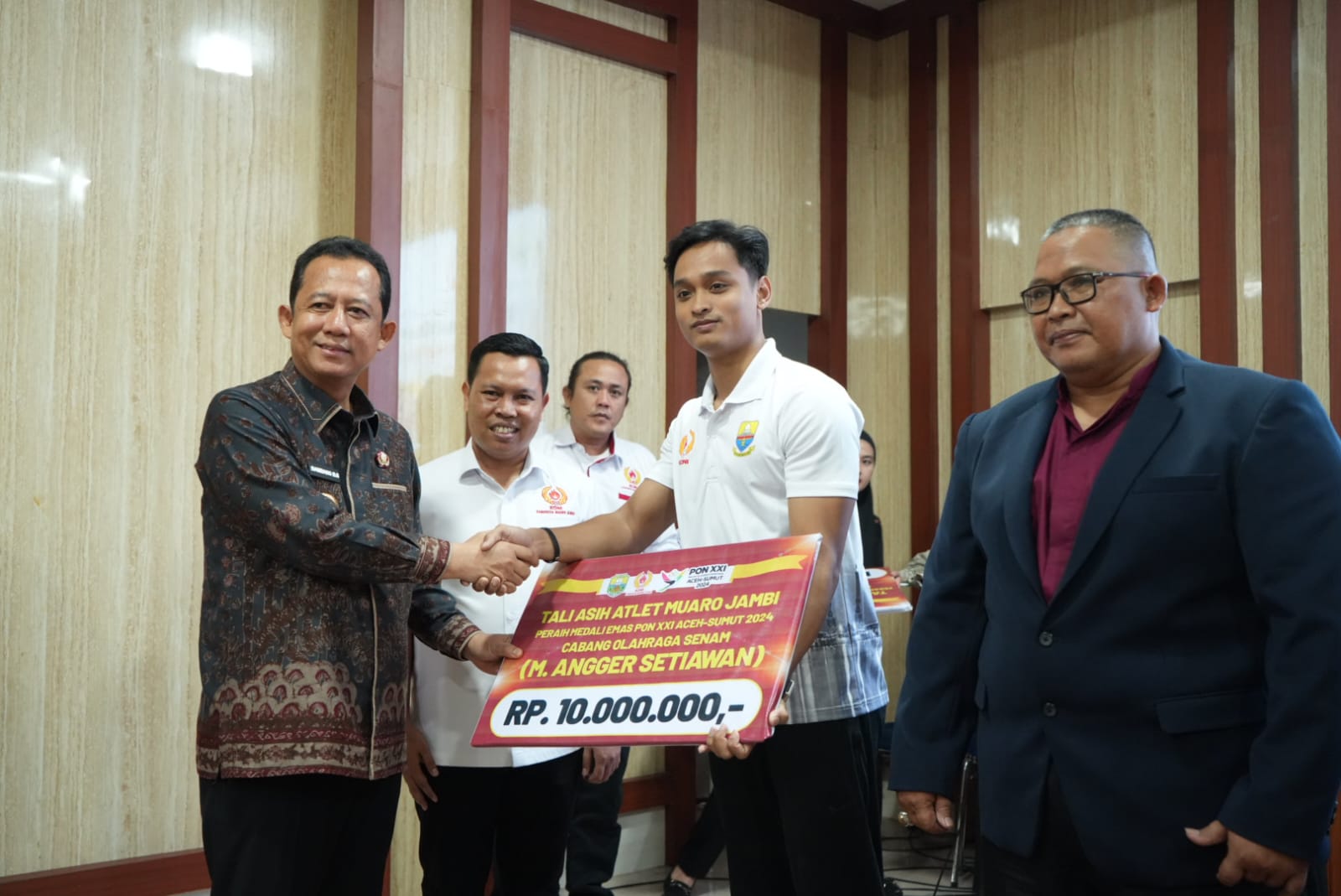 Bupati BBS Bersama KONI Beri Tali Asih ke Atlet Peraih Mendali di PON XXI Aceh-Sumut 