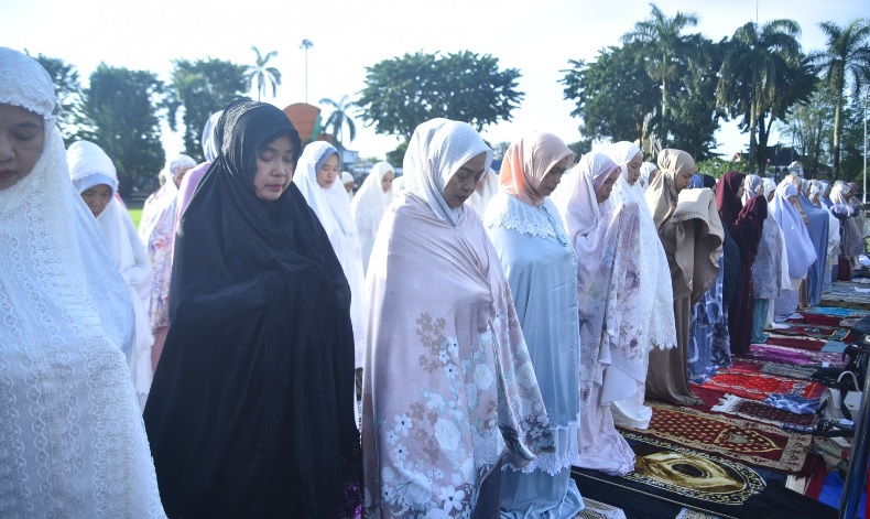 Bersama Pj Wali Kota, Ribuan Warga Shalat Ied di Lapangan Utama Balaikota