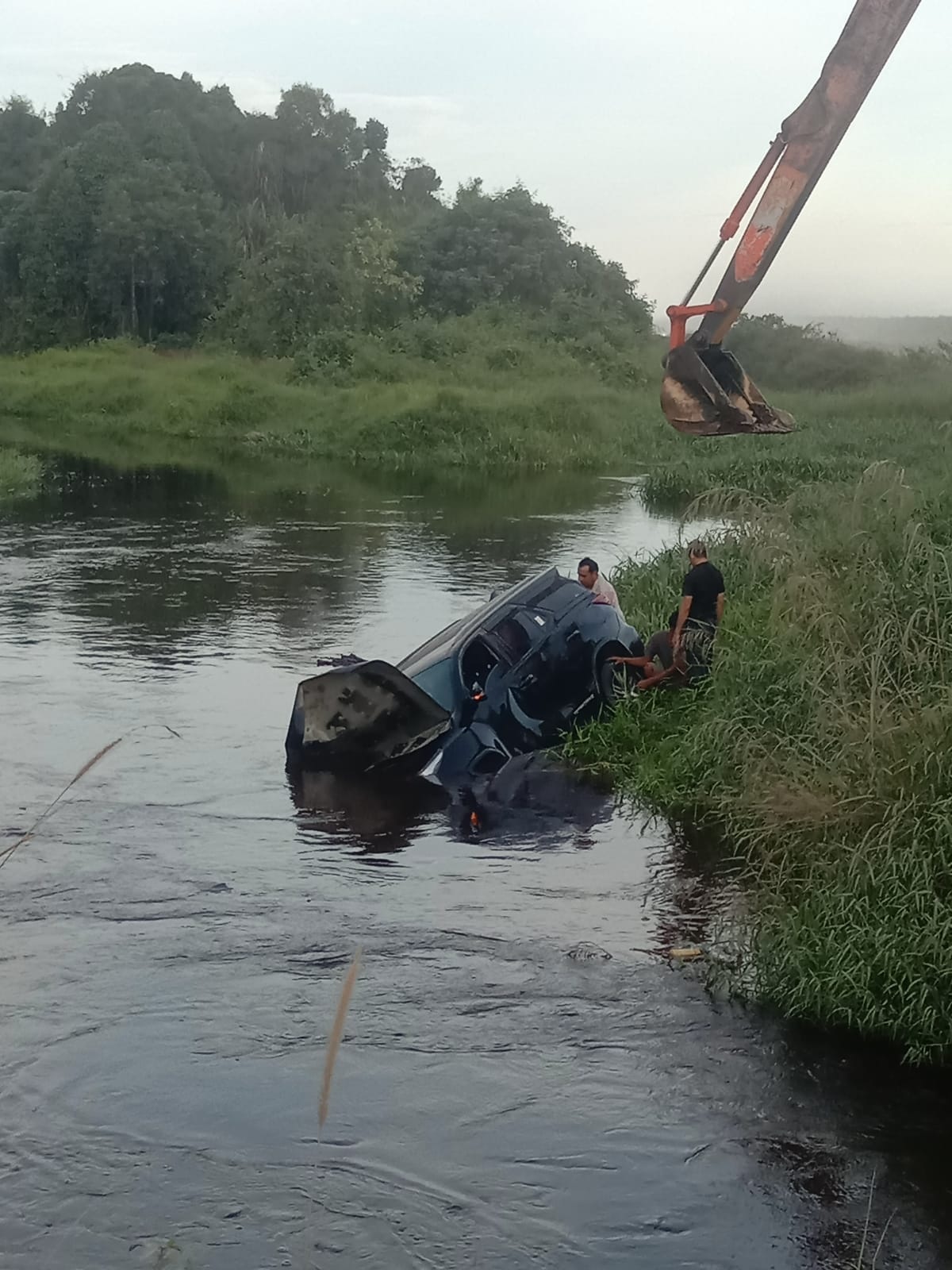Mobil Ketua DPRD Tanjabbar Kecelakaan,  Nyebur di Kanal WKS 