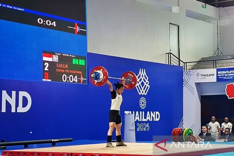 Lifter Luluk Asal Jatim Raih Emas Pertama di Cabang Angkat Besi