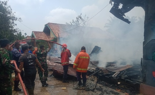 BREAKING NEWS: Bedeng 5 Pintu di Daerah Sejinjang Hangus Terbakar 