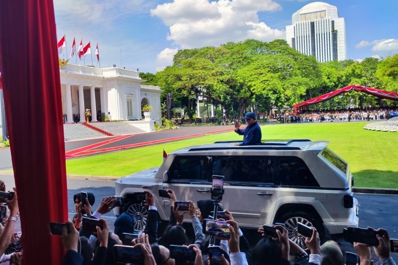 Gunakan Mobil Garuda Putih Plat Indonesia -1, Presiden RI Prabowo Tiba di Istana Disambut Joko Widodo