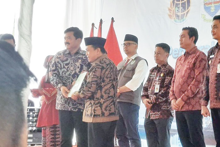 Selamatkan Situs Cagar Budaya, Menteri ATR/BPN Serahkan Sertifikat Hak Pakai Candi Muaro Jambi