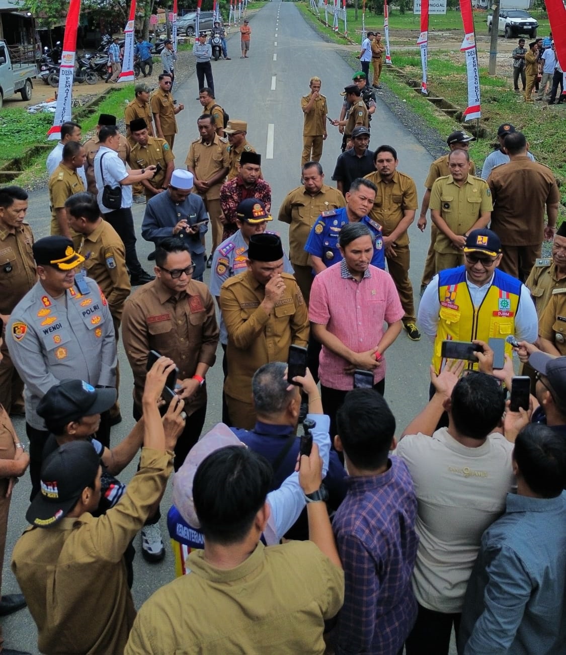 Didampingi Bupati Hurmin, Edi Purwanto Resmikan Jalan Singkut 7