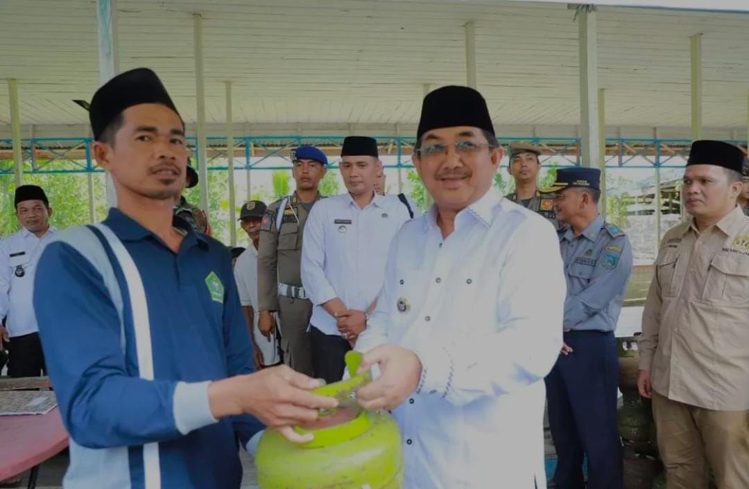 Pastikan Distribusi Tepat Sasaran, Bupati Tanjabbar Tinjau Operasi Pasar Gas Melon Di Betara Kanan 