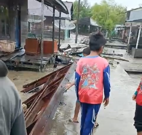 Puluhan Rumah Warga 3 Desa di Tanjabtim Rusak Dihantam Gelombang Tinggi