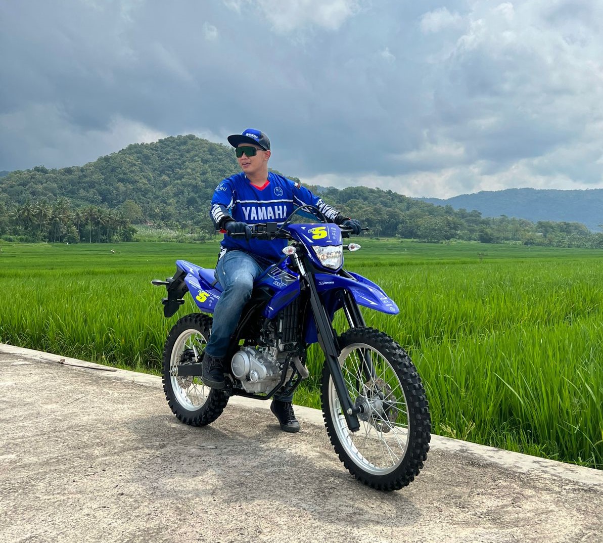 Doyan Trabasan, Mantan Pembalap Moto2 Berpetualang Pakai WR 155 R