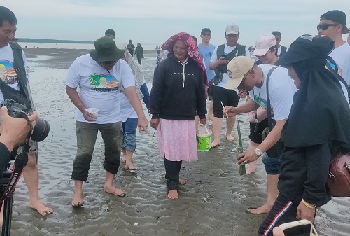 Festival Kampung Laut, Bupati Romi Turun Langsung Mencari Sumbun