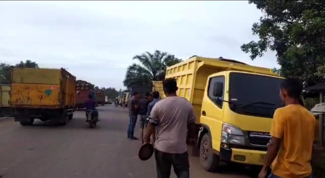  Kesal Karena Kemacetan Angkutan Batu Bara, Warga Blokade Jalan Nasional