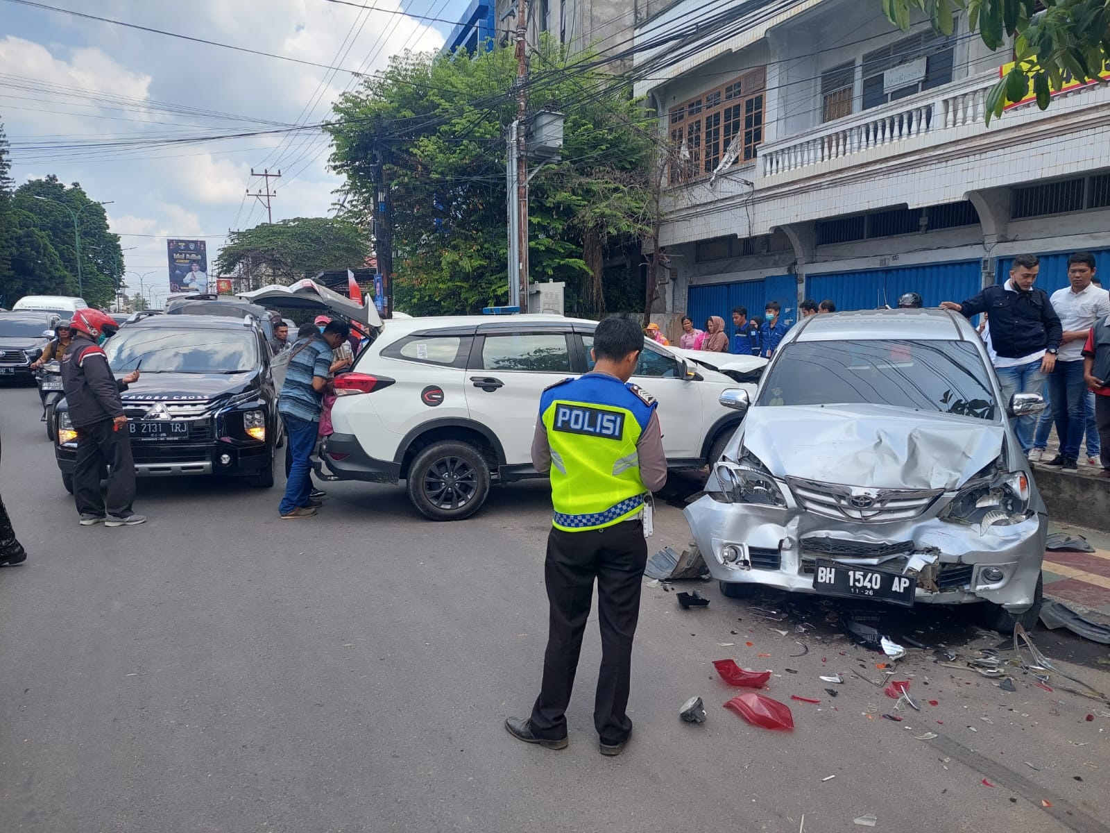 Mobil Terios Tabrak Dua Unit Mobil yang Sedang Terparkir