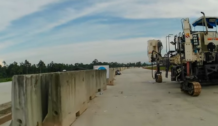 Sudah Berderet Barrier Median Tol Padang-Sicincin, Tangguh! Mampu Nahan Beban 13 Ton