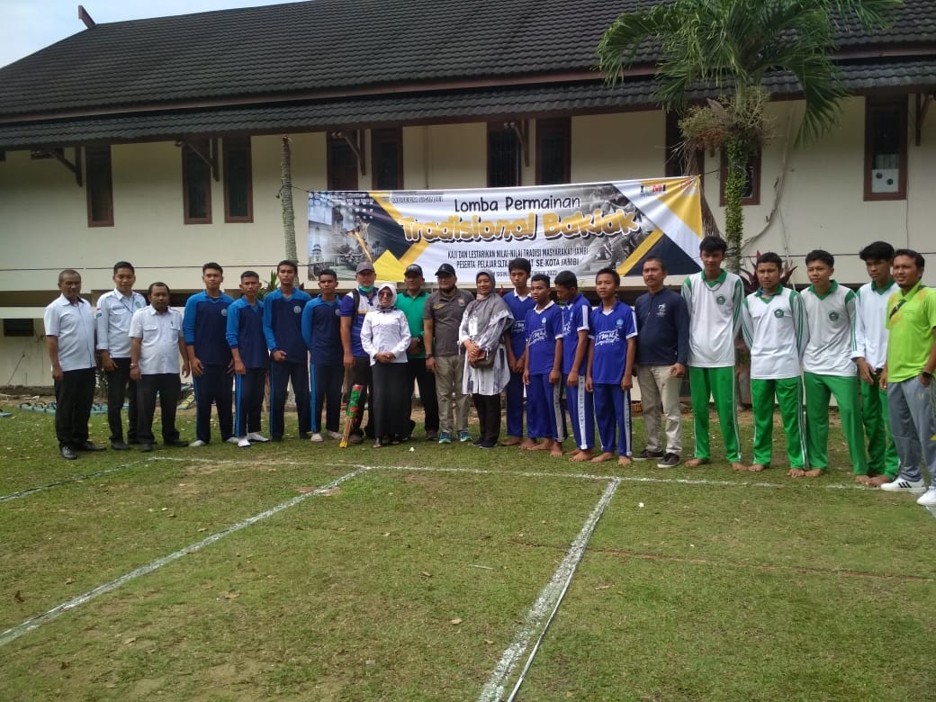 Lomba Permainan Tradisional Bakiak, Ajarkan Pentingnya Kekompakan  