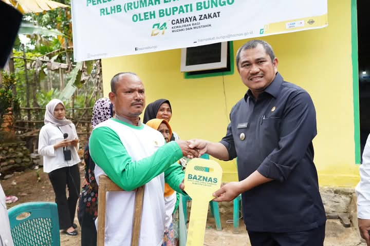 Bupati Bungo Serahkan Rumah Layak Huni Baznas untuk Warga Tidak Mampu