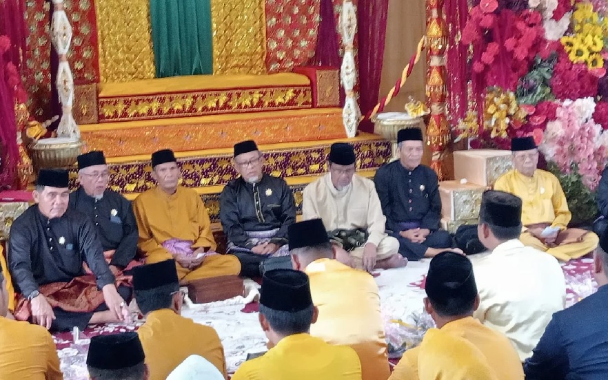 Bupati Dillah Dianugerahi Gelar Adat Siputih Hati