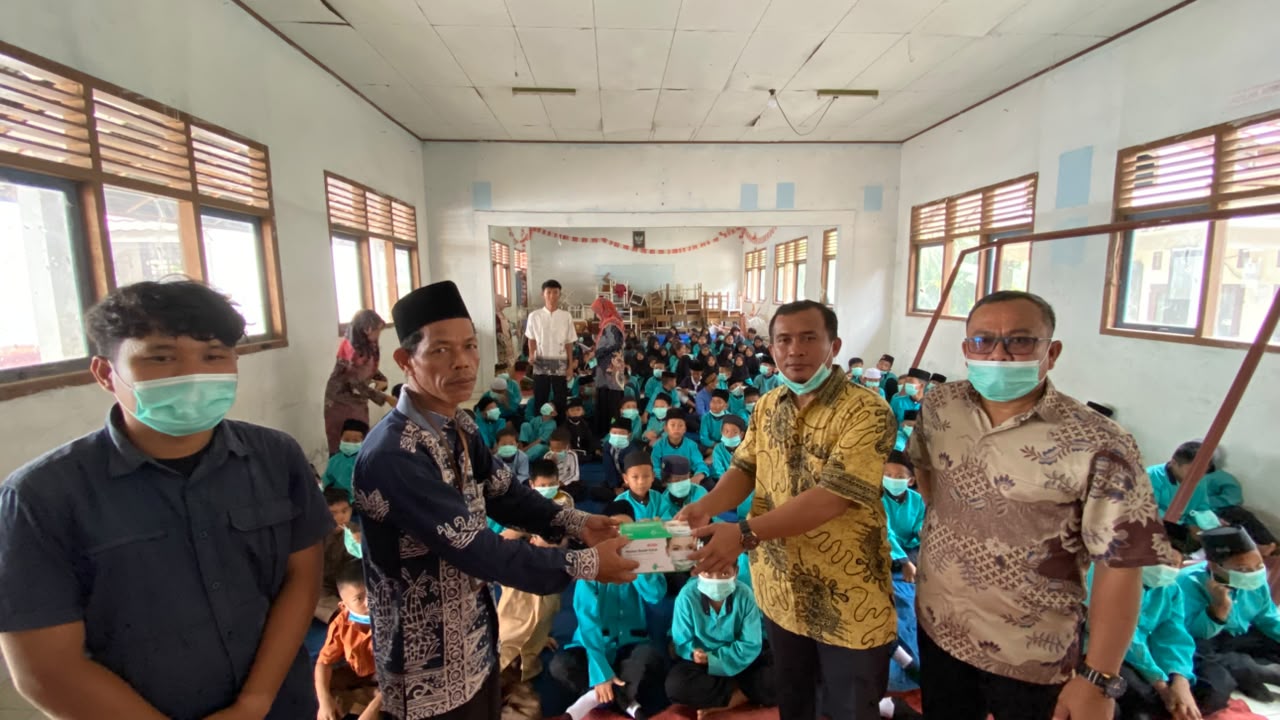 PT Batanghari Sawit Sejahtera Hadir di Tengah Dampak Karhutla dengan Bagikan Masker 