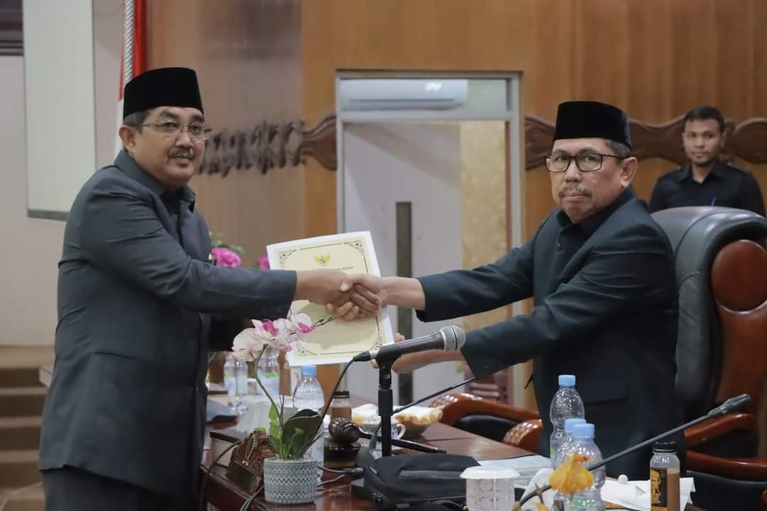 Bupati Sampaikan Tanggapan Atas Pemandangan Umum Anggota Dewan Terhadap Raperda APBD-P Tanjabbar Tahun 2024