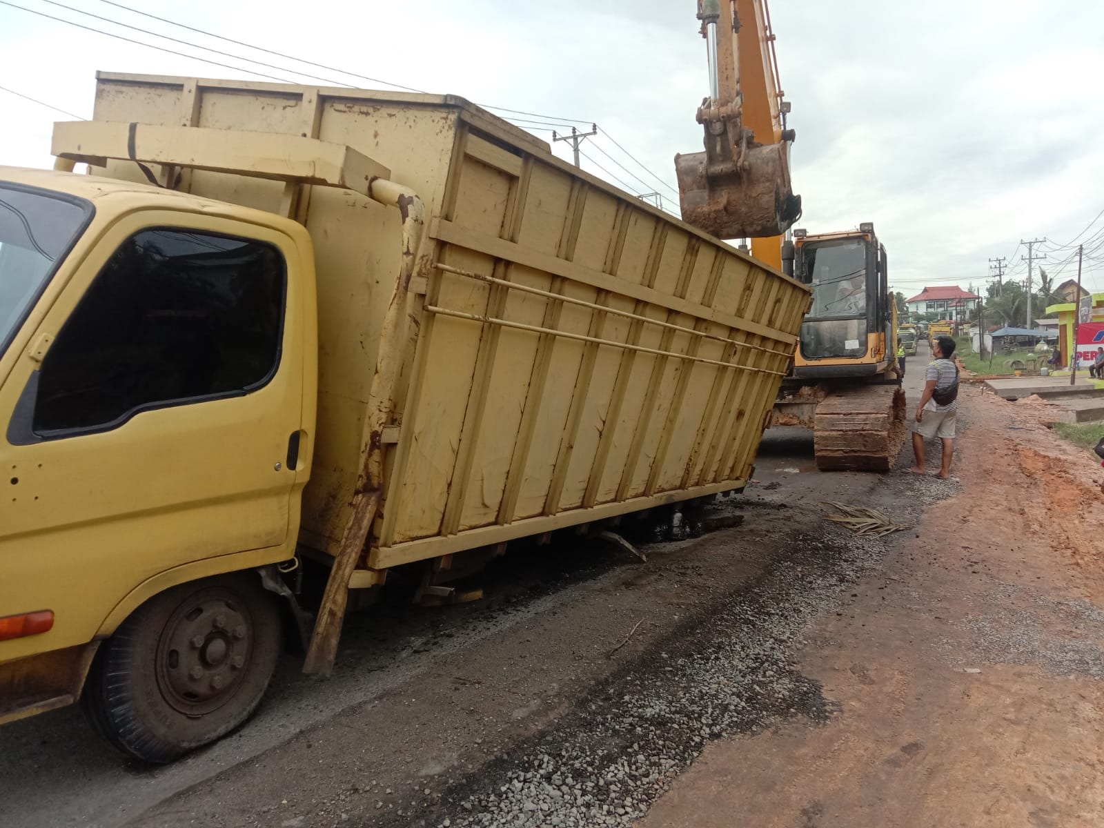 Gara-Gara Truk Batu Bara Rusak Menyebabkan Kemacetan Panjang di Simpang Sungai Duren