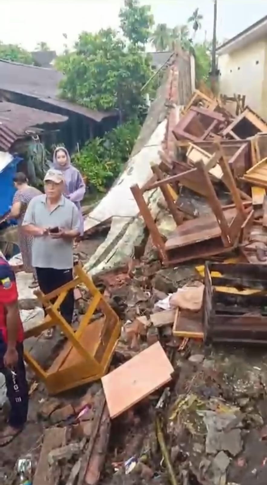 HUJAN DERAS! Pagar SMK N 1 Jambi Roboh, Tiga Orang Meninggal di Lokasi Kejadian