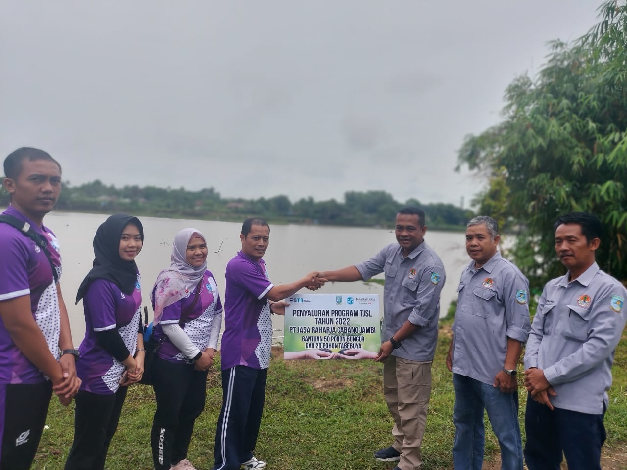 Jasa Raharja Jambi Menanam Pohon Bungur dan Tabebuya di Sepanjang Danau Sipin