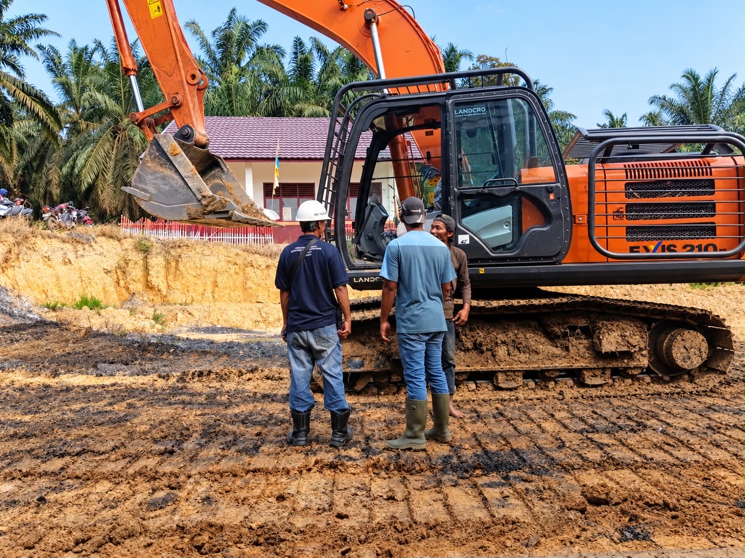 PT BBIP Bantu Air Bersih dan Alat Berat untuk Penataan Halaman SDN 198 Bukit Baling