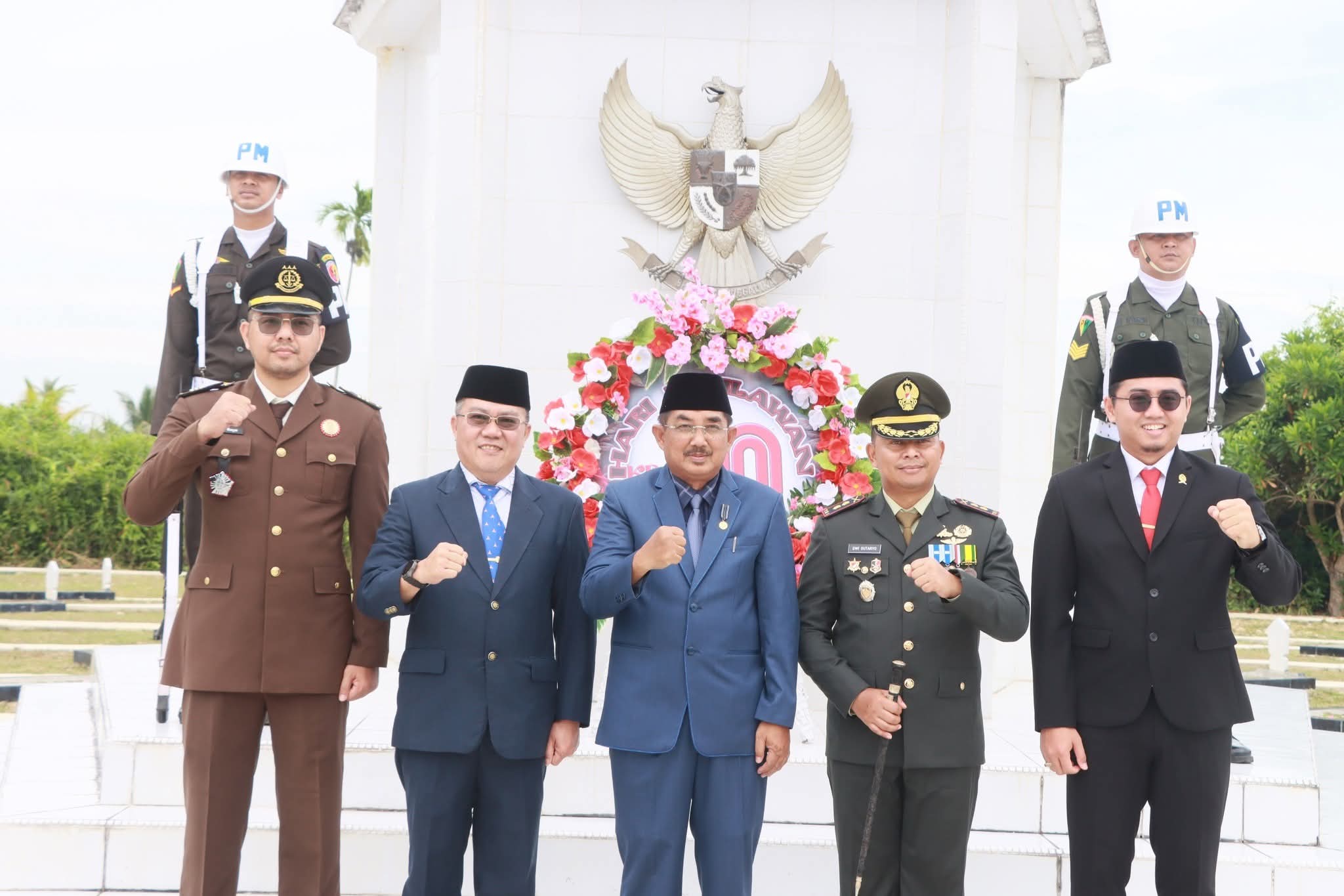 Peringati Hari Pahlawan ke-80, Pemkab Tanjab Barat Gelar Upacara Ziarah Nasional di TMP Yudha Satria Pengabuan