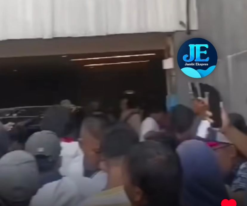 Rumah Ahmad Sahroni di Tanjung Priok Dikepung Ratusan Massa, Dirusak dan Dijarah