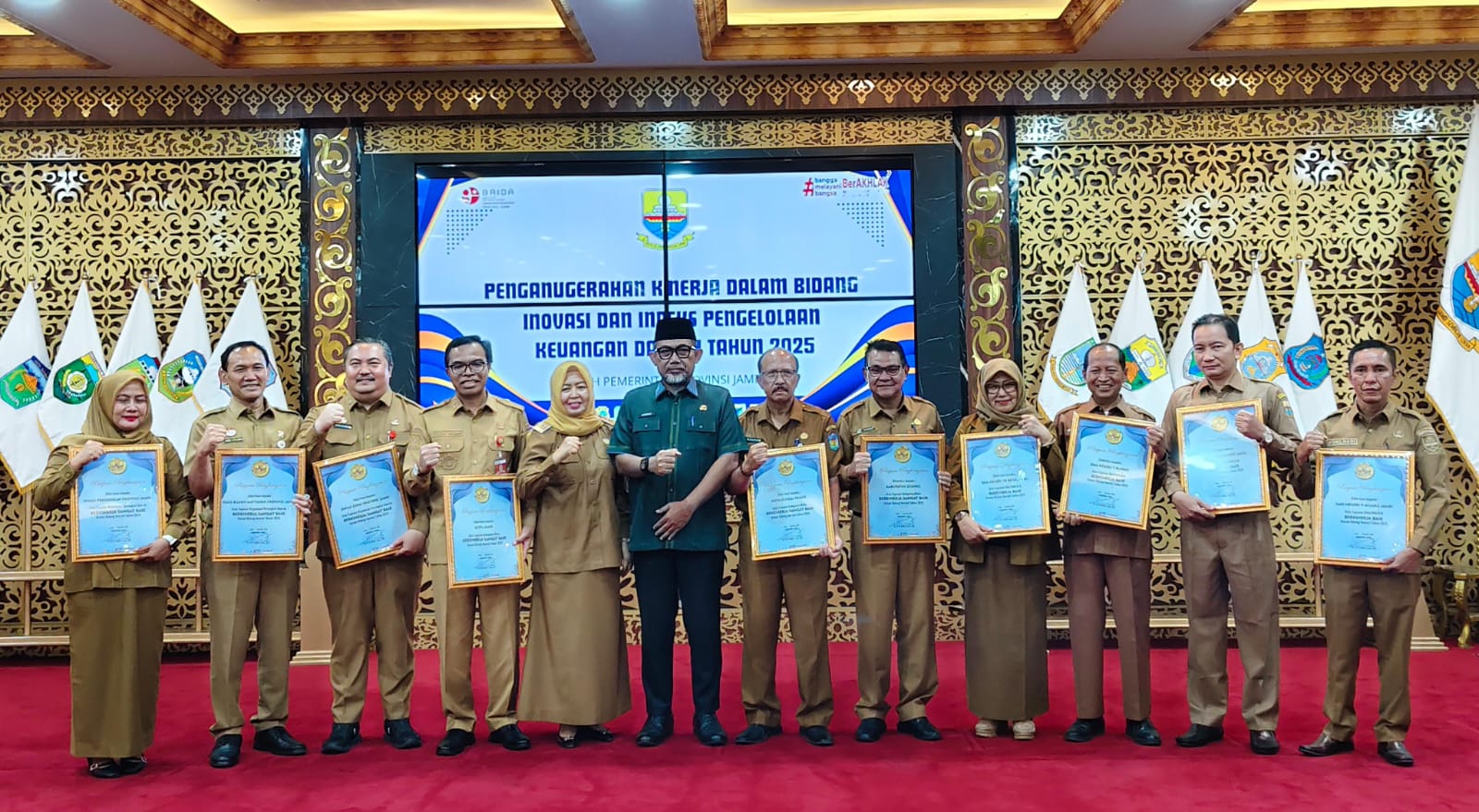 BRIDA Provinsi Jambi Serahkan Penganugerahan Kinerja Inovasi dan Indeks Pengelolaan Keuangan Daerah 2025