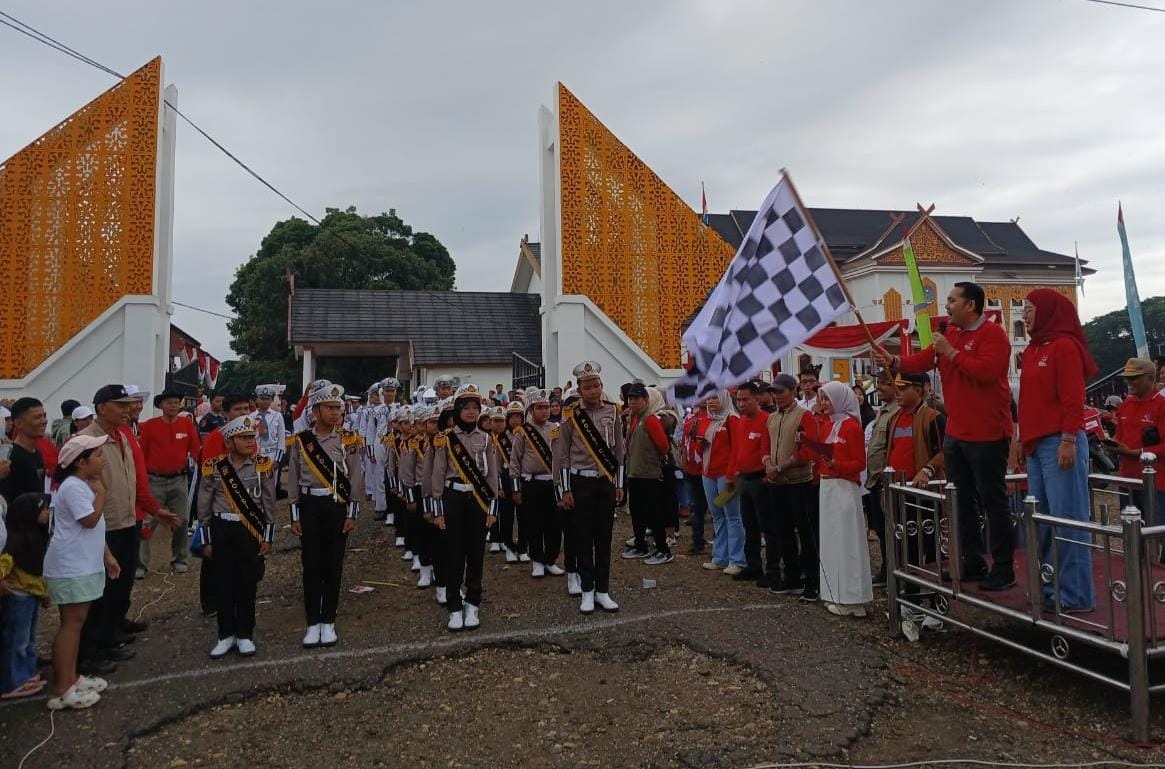 Bupati H M Syukur Lepas Pawai Barisan Indah Pelajar