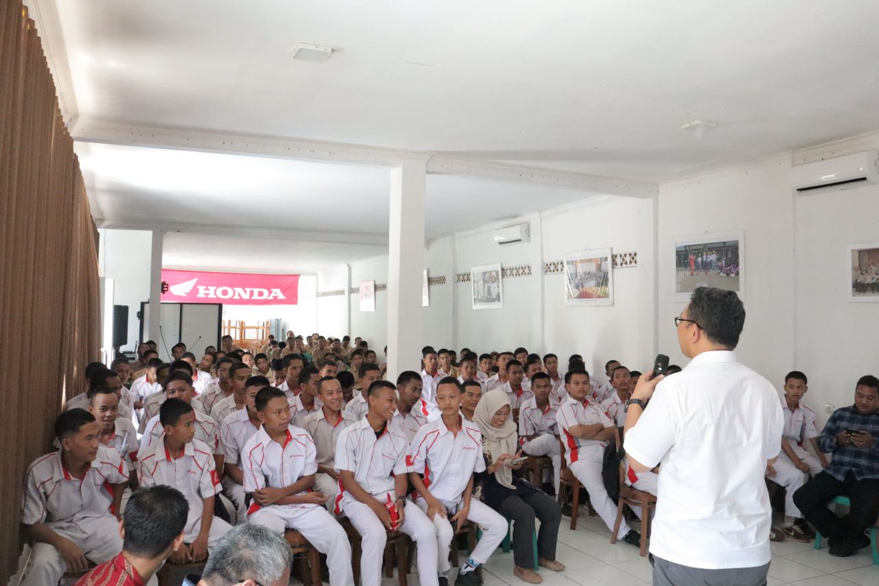 Dukung Generasi Cerdas di SMK, AHM Edukasi Teknologi Sepeda Motor Listrik