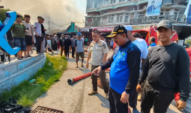 Bupati Anwar Sadat Pantau Langsung Proses Pemadam Kebakaran di Kuala Tungkal   