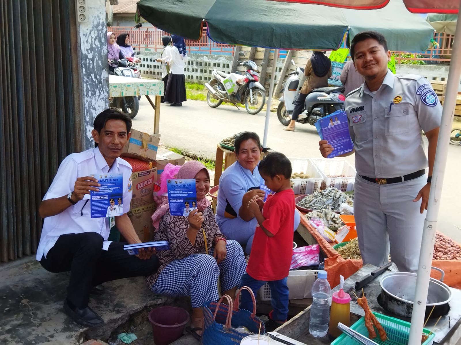 Samsat Kuala Tungkal Turun ke Pasar Ajak Pedagang Ikut Program Pemutihan Pajak