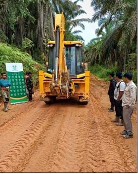 PT Rigunas Agri Utama Lakukan Perbaikan Jalan Antar Desa di Kec Sumay 