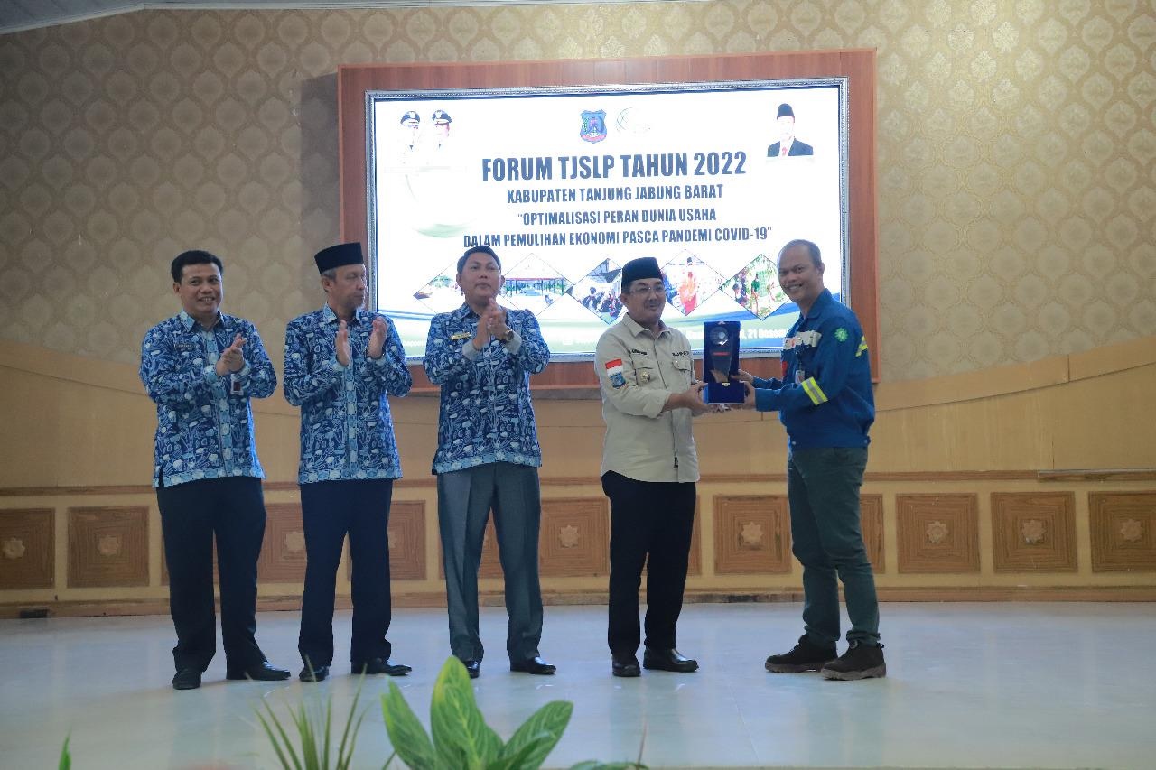 SKK Migas PetroChina Jabung Ltd Terima Penghargaan Dalam Forum TJSLP Kabupaten Tanjab Barat 2022