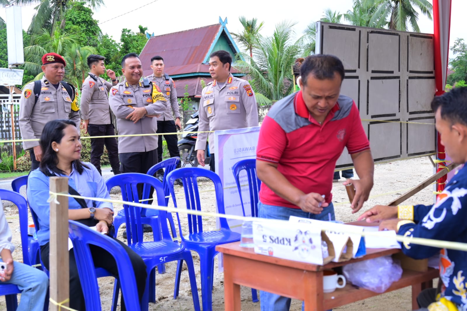 Pastikan Pemungutan Suara Berjalan Lancar, Karo Ops dan Kabid Humas Polda Jambi Turun Langsung ke TPS 