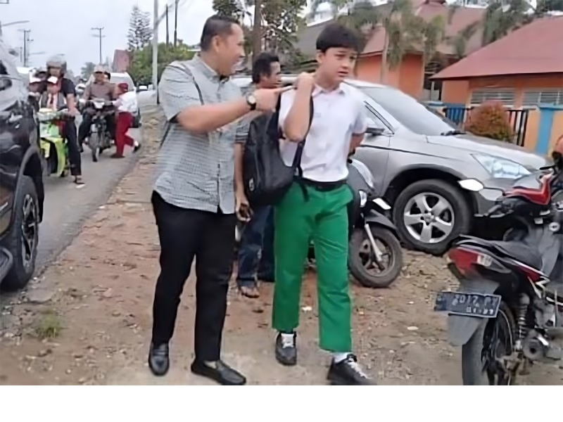 Bupati Merangin H M Syukur Antar Anak ke Sekolah