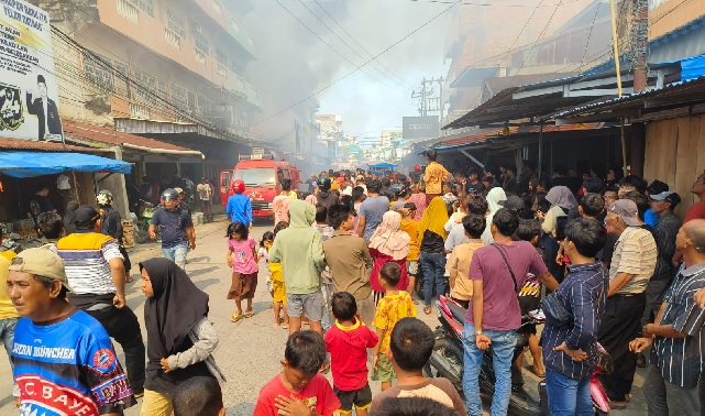 Padatnya Masyarakat Melihat Susahkan Petugas Padamkan Api di Simpang Pahlawan Kualatungkal