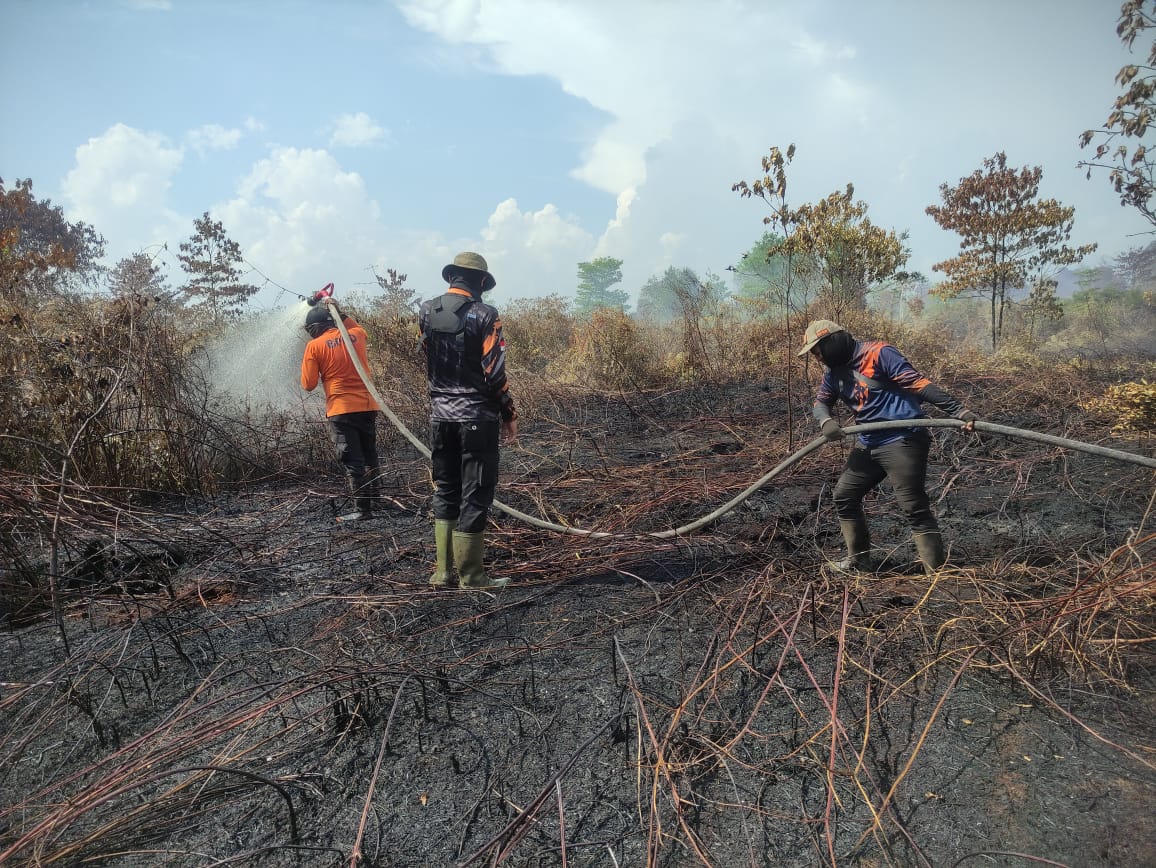 Dua Helikopter Water Bombing Dikerahkan,  Karhutla di Sungai Gelam Masih Belum Padam