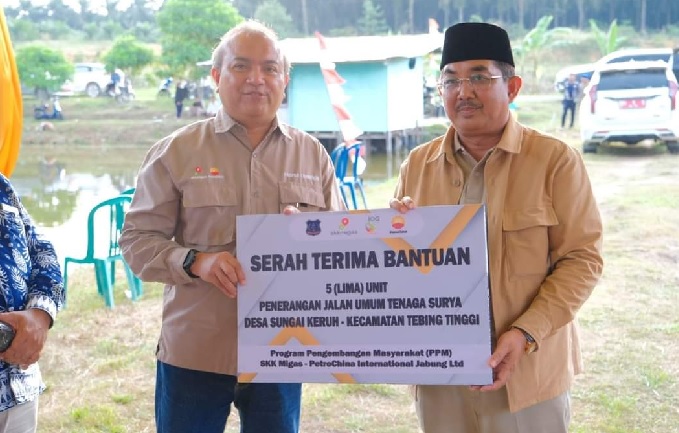 Bupati Tanjab Barat Serahkan Bantuan Bibit Jambu dan Lampu Tenaga Surya dari Petrochina untuk 3 Desa