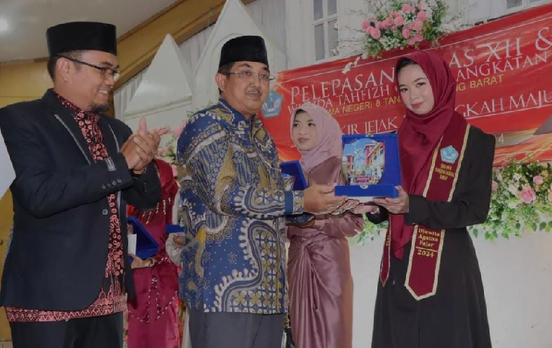 Bupati Hadiri Pelepasan Siswa/i dan Wisuda Tahfizul Qur'an SMAN 8 Tanjabbar 