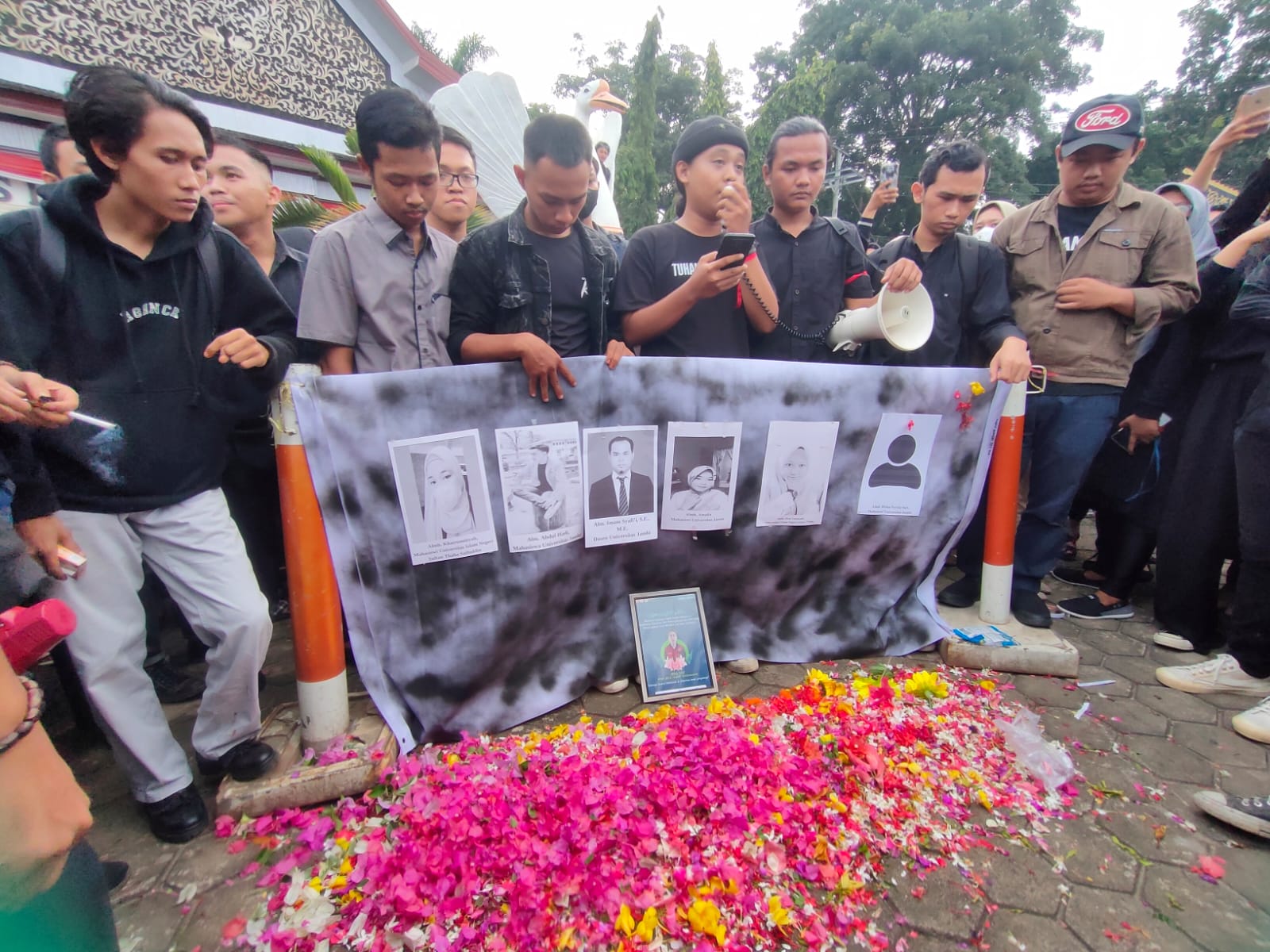 Viral Mahasiswa Jambi Kuliah di Mendalo Raih Sarjana Taruhannya Nyawa