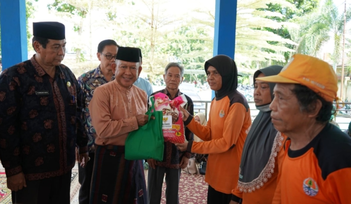 HUT Merangin ke-76, Pemkab dan BAZNAS Salurkan Ratusan Paket Sembako untuk Petugas Oranye